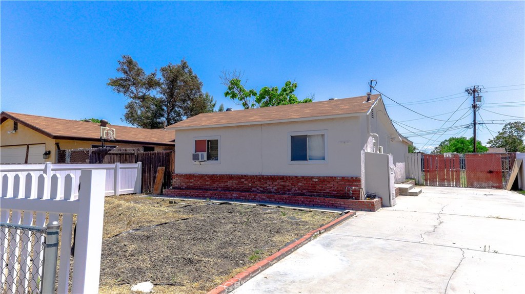 Welcome to 460 E 2nd Street, a delightful single-family residence situated in the heart of San Jacinto. Built in 1937 and thoughtfully updated over the years, this charming home offers 3 bedrooms and 2 bathrooms across approximately 1,180 square feet of living space—perfect for first-time buyers, investors, or anyone seeking a cozy, move-in-ready property.
Step inside to find an inviting layout with all bedrooms conveniently located on the main level. The bright, functional kitchen is equipped with a gas range and microwave, while the open living spaces are ready for your personal touch.
Outside, the spacious 7,841 square foot lot provides plenty of room to create your own backyard oasis or add future improvements. The property offers ample driveway parking, mature trees, and a low-maintenance front yard.