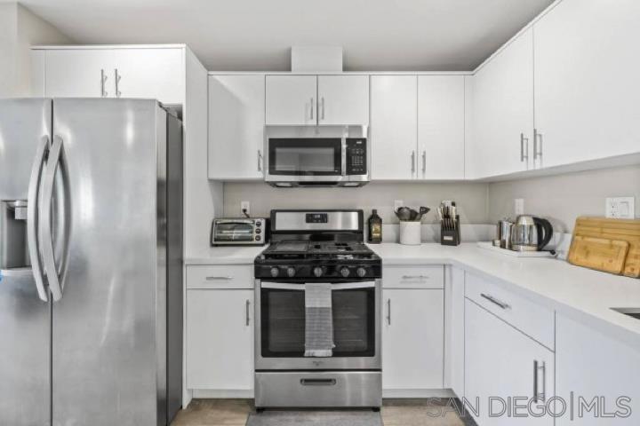 3909 Voltaire St 305