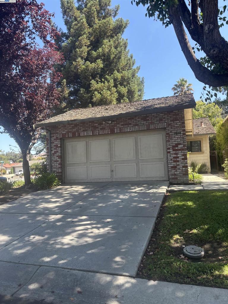 2 Bed | 2 Bath | 1,023 Sq Ft Home on 18,648 Sq Ft Lot Contractor’s Special – A Diamond in the Rough! Looking for your next project? This property is bursting with potential and ready for a transformation! With a truly massive 18,648 sq ft lot, there’s plenty of space to expand, entertain, or design your dream garden oasis. Inside, you’ll find a 2-bedroom, 2-bathroom home offering a solid layout and a great opportunity to customize to your taste. Yes, it needs some TLC—but with the right vision, it can truly shine. Whether you’re an investor, flipper, or homeowner eager to create a special place for your family, this is your chance to bring your tools, imagination, and make it your own.