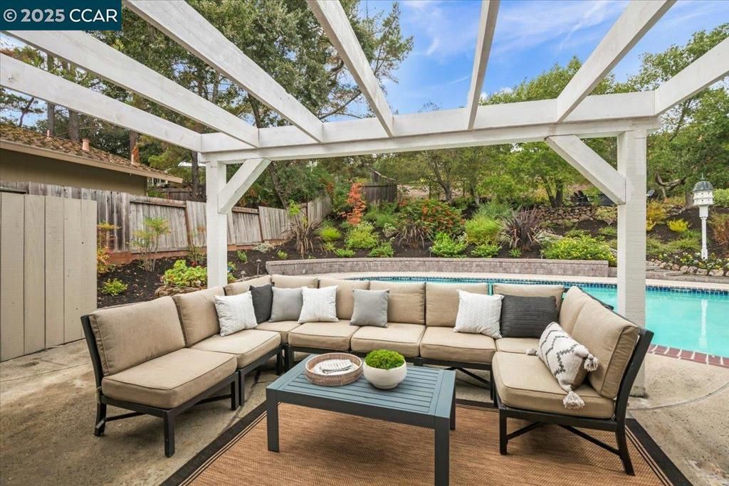 Photo of 11 Appian Ct, Danville, CA 94526 (MLS # 41114968)