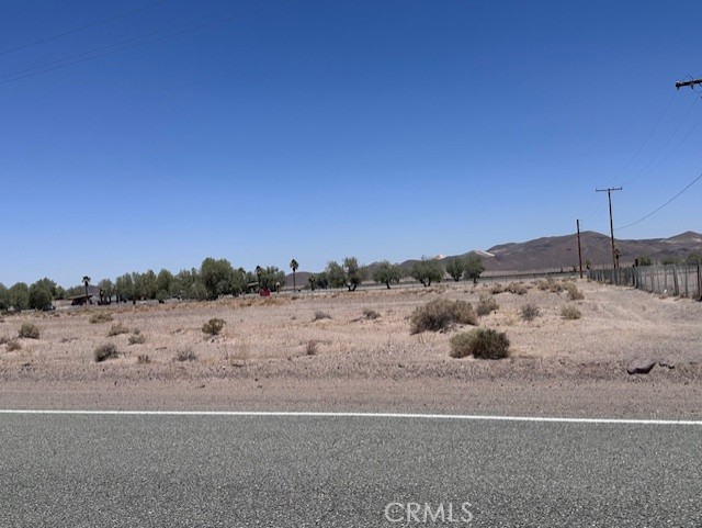 10.7 aces of raw land fronting National Trails Highway not far from Fort Cady road I40 exit! There are dwellings nearby so utilities are available but not yet on the property. Build your dream getaway and hit the desert for off road fun!
