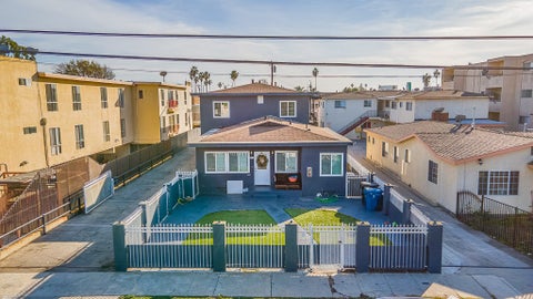Photo of 504 W Queen Street #2, Inglewood, CA 90301 (MLS # SR26224431)