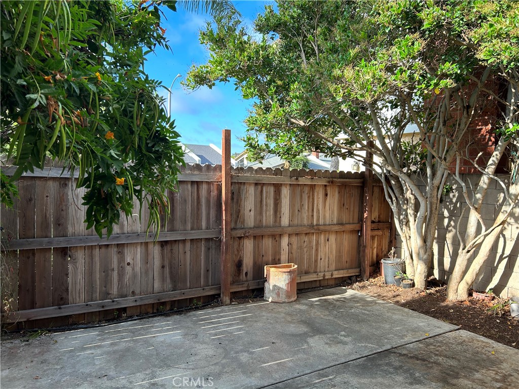Downstairs 2 bedroom/2 bathroom unit. Private gated entrance and patio. Each bedroom has it's own private bathroom. Located close to down town Huntington Beach restaurants, shops and pier. Please no pets.