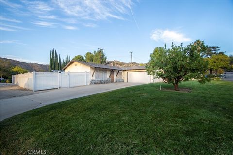 Photo of 22481 Los Rogues Dr, Saugus, CA 91350 (MLS # SR25274156)