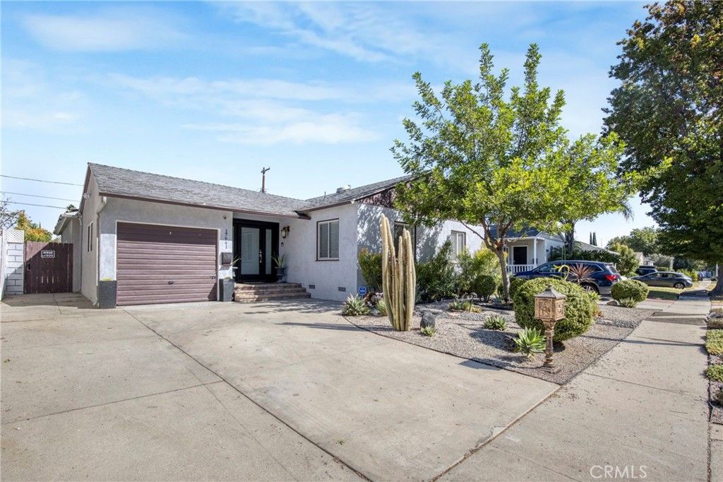Photo of 17941 Emelita Street, Encino, CA 91316 (MLS # SR25233466)