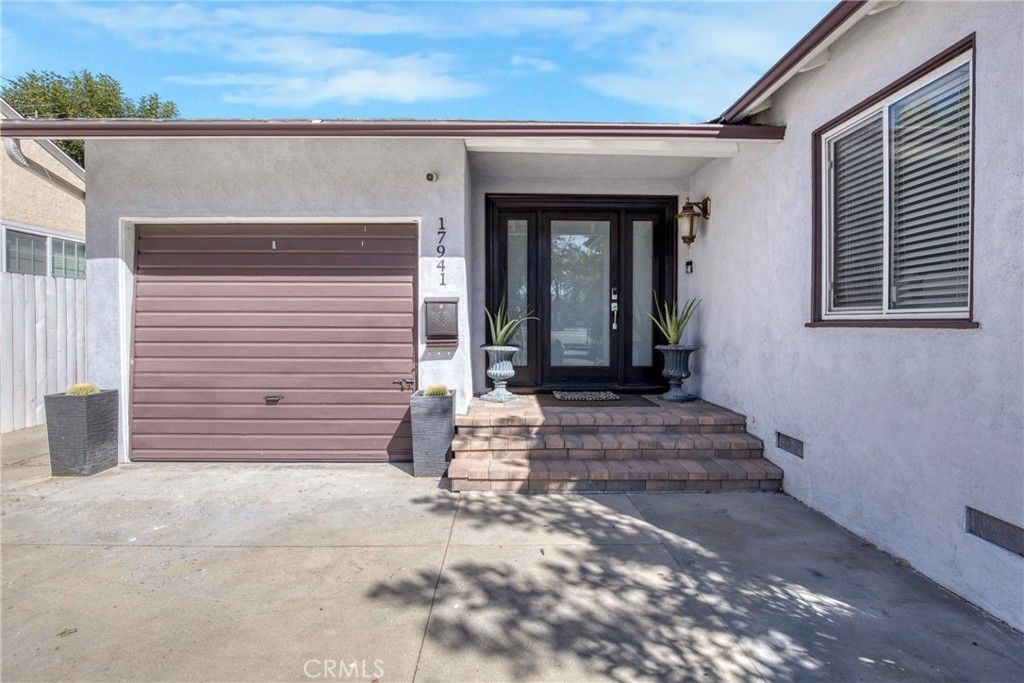 Photo of 17941 Emelita Street, Encino, CA 91316 (MLS # SR25233466)