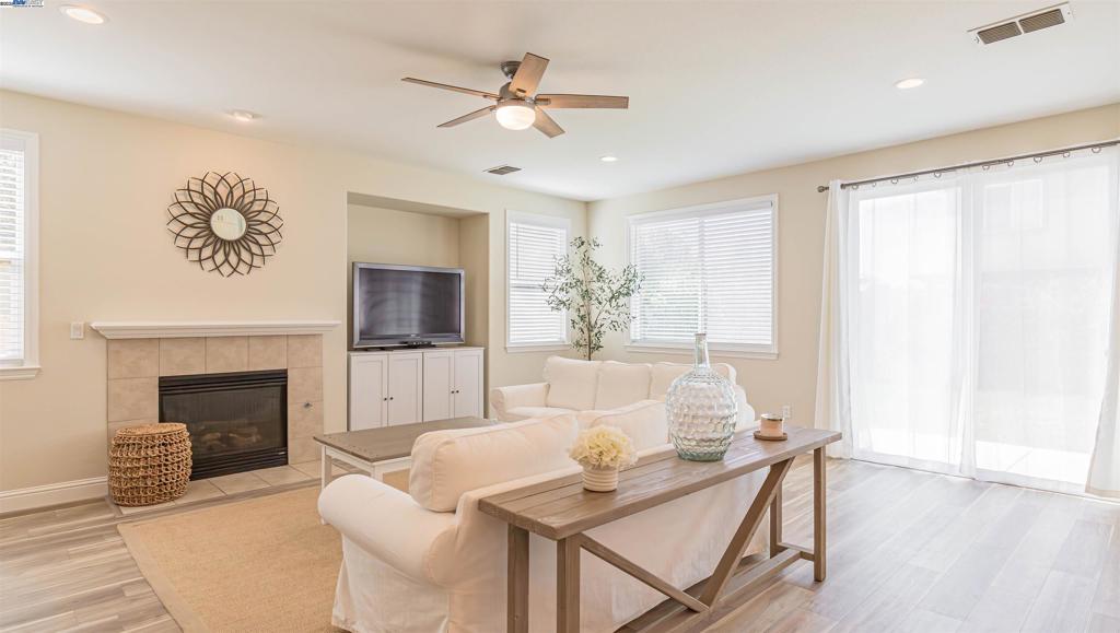MOSS LANDING - Residential