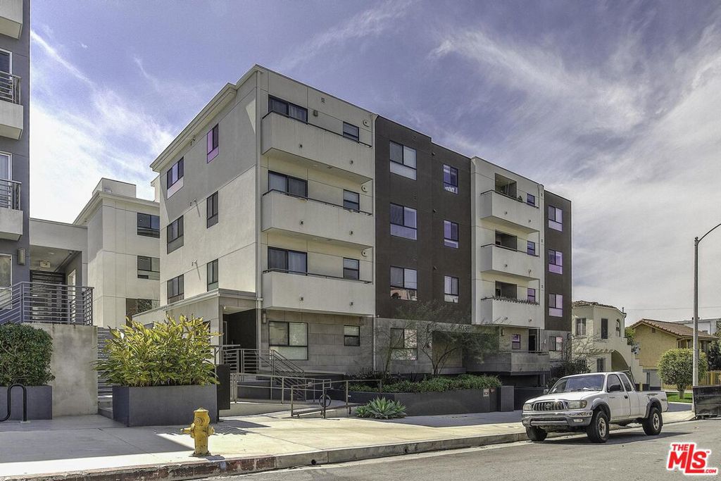Top-floor unit with north facing views of the Hollywood Hills. This spacious 1,300 sf unit has 2 bedrooms and 2 full bathrooms. Recessed lighting, beautiful wood flooring, walk-in master bedroom closet and washer/dryer in unit. Modern concept kitchen features stainless steel appliances, Caesarstone countertop and glass tile backsplashes. Located in a quiet residential area, you can take a convenient walk or short drive to Larchmont Village and Hollywood. Two tandem parking spaces in a gated garage.