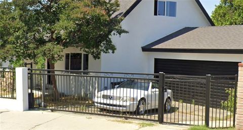 Photo of 7923 Bellaire Avenue, North Hollywood, CA 91605 (MLS # DW25176750) Photo of 7923 Bellaire Avenue, North Hollywood, CA 91605 (MLS # DW25176750)