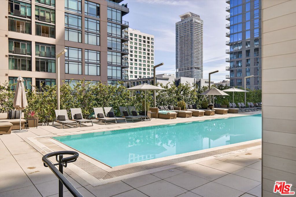 Photo of 1155 S Grand Avenue #403, Los Angeles, CA 90015 (MLS # 26667781)