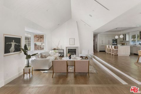 Photo of 4405 Estrondo Drive, Encino, CA 91436 (MLS # 25625477)