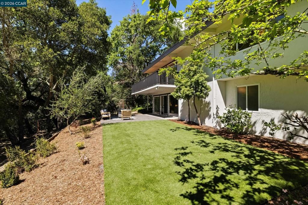 Photo of 8 Westwood Court Ct, Orinda, CA 94563 (MLS # 41131320)