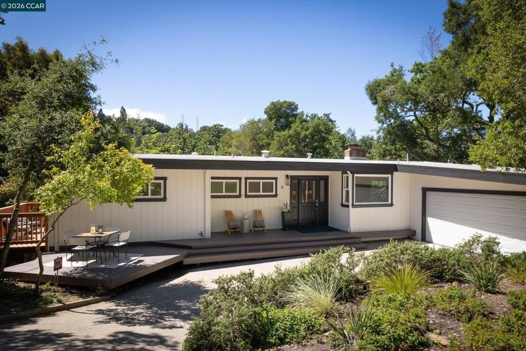 Photo of 8 Westwood Court Ct, Orinda, CA 94563 (MLS # 41131320)