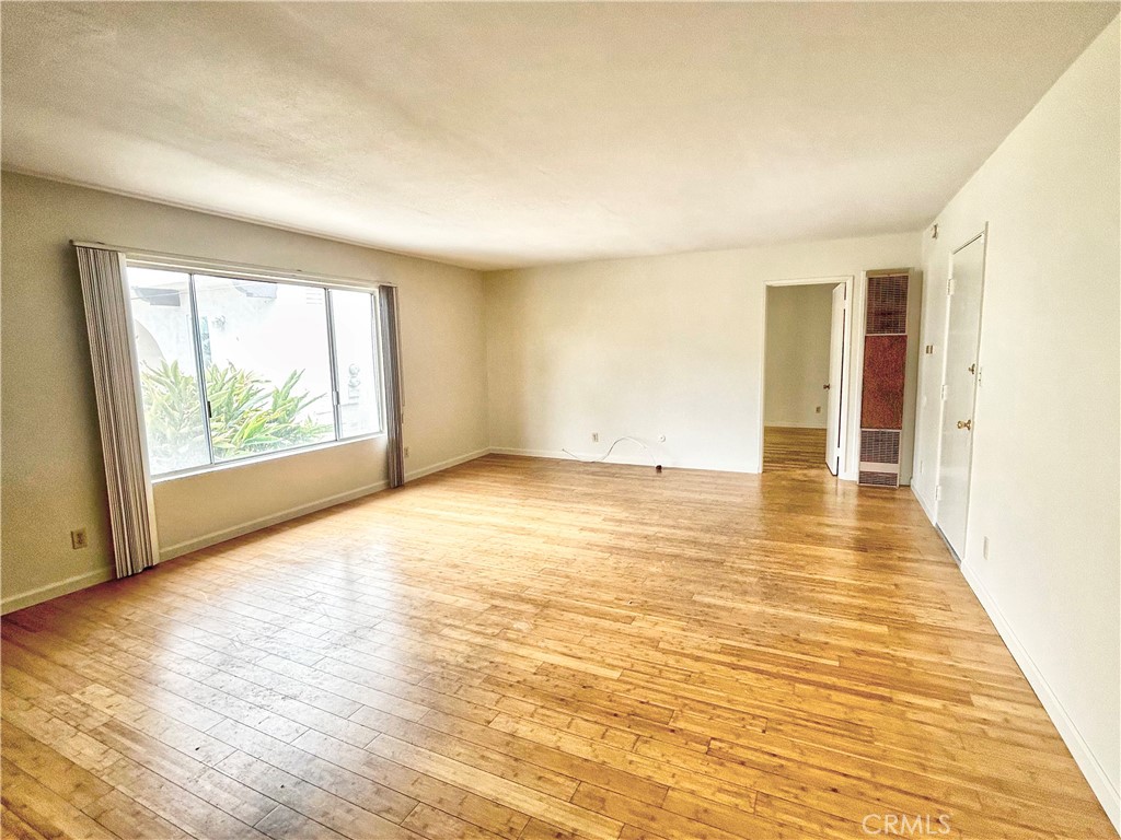 VERY LARGE Approximately 1000 square foot 1 BEDROOM 1 BATH. WALK TO CALIFA (STATE PARK) IN 5 MIN. AND BIKE TO TRESTLES IN 10 MIN. BACKS UP TO SAN CLEMENTE GOLF COURSE. PARTIAL OCEAN VIEW FROM LARGE PRIVATE DECK IN FRONT WITH SHARED DECK AND OVER LOOKING GOLF COURSE OUT OF MASTER BEDROOM. SORRY NO PETS. INCLUDES 1 CAR GARAGE, 1 PARKING SPOT IN DRIVEWAY AND COIN LAUNDRY ONSITE. OWNER PAYS FOR WATER, TRASH, AND SEWER.