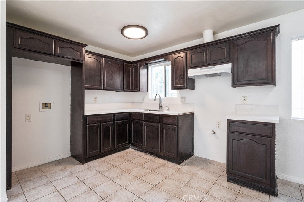1585 E 48th Place