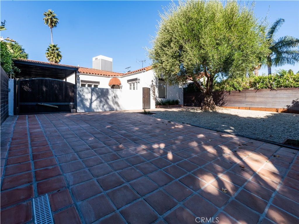 Photo of 837 S Sierra Bonita Ave, Los Angeles, CA 90036 (MLS # PW25221053)