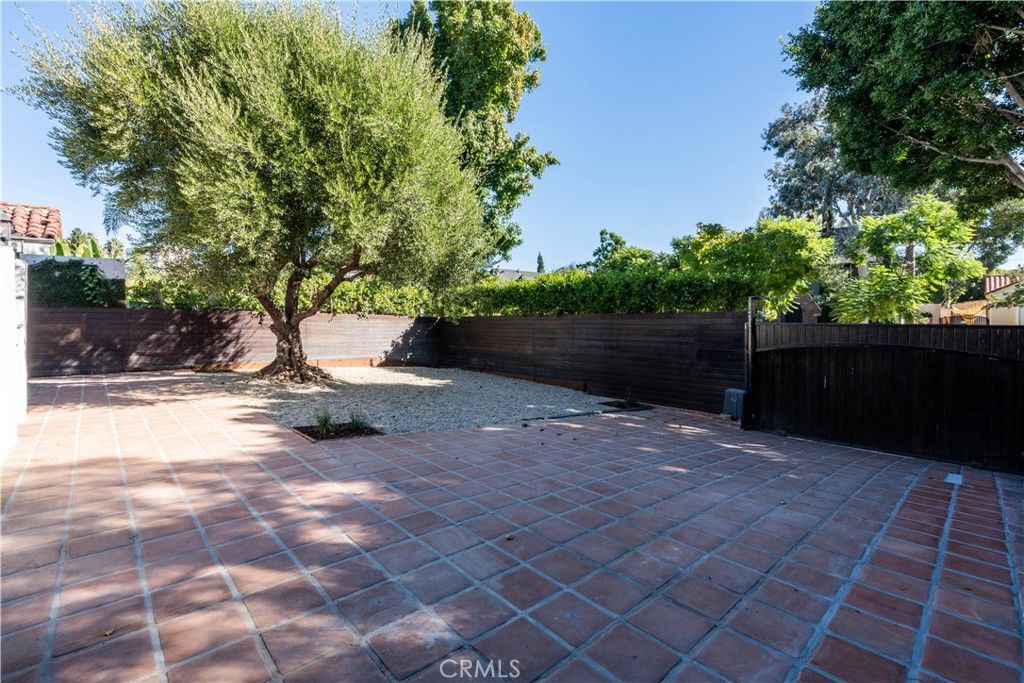 Photo of 837 S Sierra Bonita Ave, Los Angeles, CA 90036 (MLS # PW25221053)