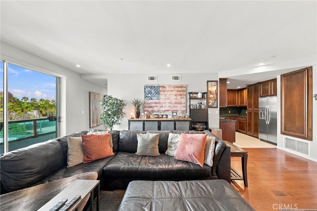 637 S Fairfax Avenue 401