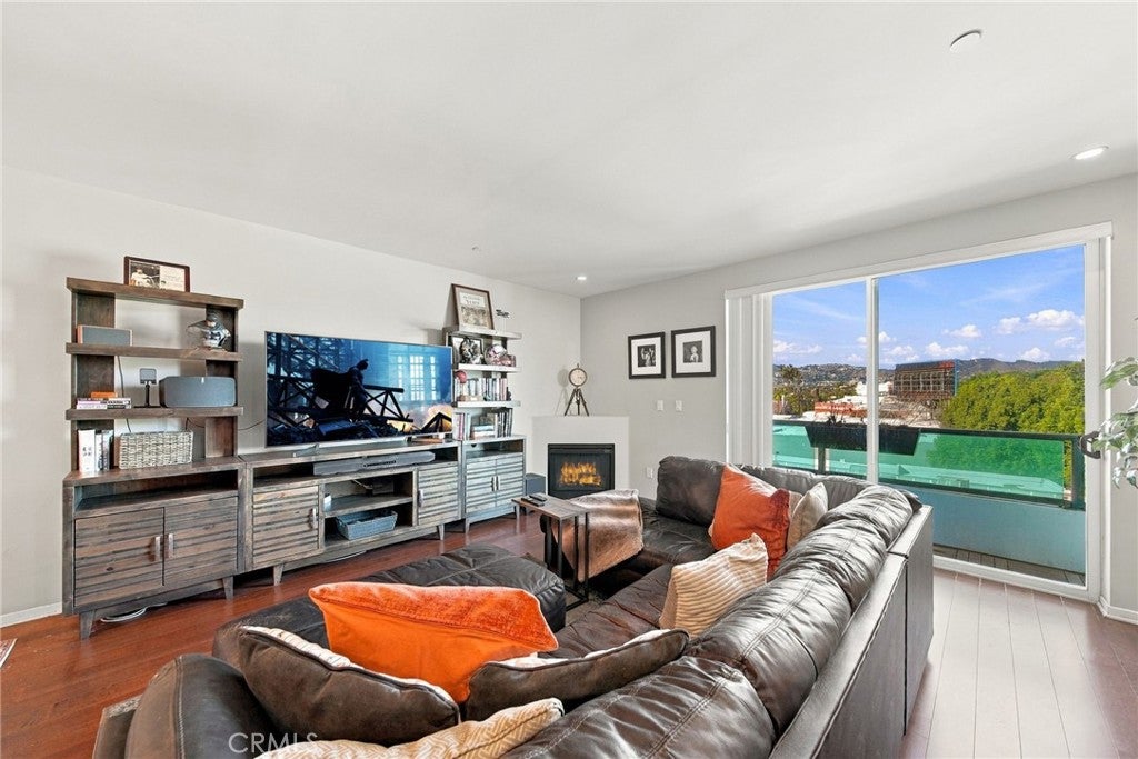 637 S Fairfax Avenue 401
