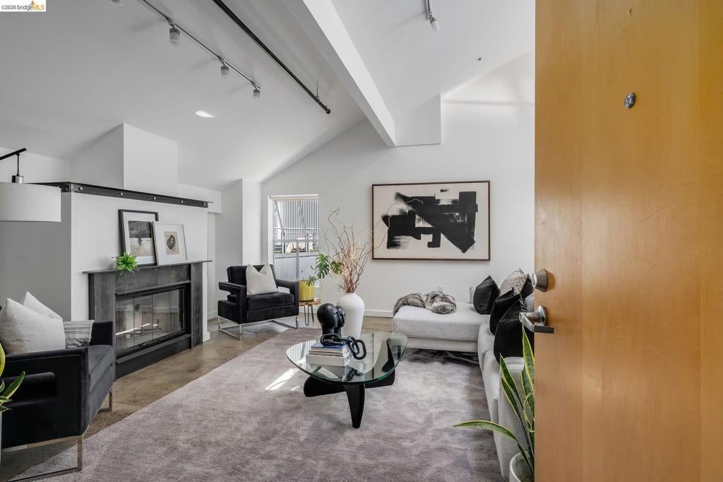 73 Sumner St 402