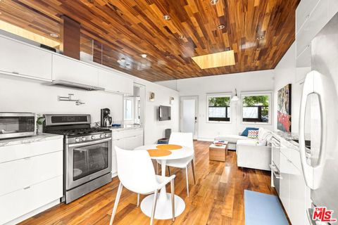 Photo of 522 Rialto Avenue, Venice, CA 90291 (MLS # 25581579) Photo of 522 Rialto Avenue, Venice, CA 90291 (MLS # 25581579)