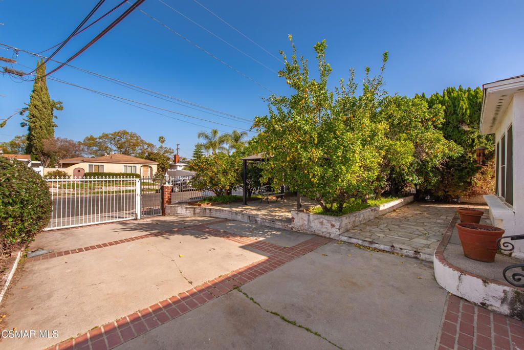 Photo of 14742 Cohasset Street, Van Nuys, CA 91405 (MLS # 226000276)