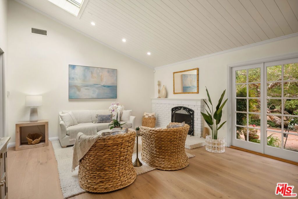 Photo of 30604 Sicomoro Drive, Malibu, CA 90265 (MLS # 25626799)