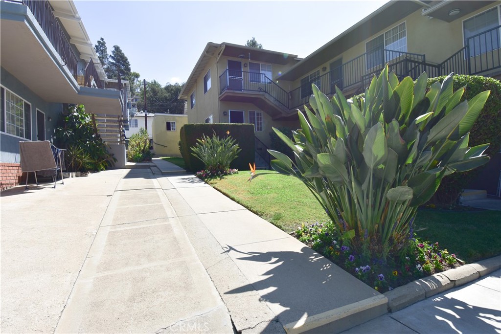 Experience comfortable living in the heart of Glendale—just steps from Glendale Community College! Perfectly located for convenience, you’ll be only 3 minutes from the 2 Freeway, 5 minutes from the 134, 10 minutes to Pasadena, and just 15 minutes from Downtown LA.
This beautifully updated unit blends modern comfort with classic charm. Featuring two spacious bedrooms and refinished hardwood floors throughout, it offers warmth, style, and functionality. Freshly painted interiors create a bright, clean atmosphere, while the scenic mountain views add a peaceful touch to your everyday routine.
Enjoy the added convenience of in-unit washer/dryer hookups and a private 1-car garage for secure parking or additional storage. The prime location places you near schools, shops, restaurants, and entertainment, with easy access to public transportation and major freeways.
Don’t miss this opportunity to make this inviting Glendale apartment your new home—schedule a showing today!
