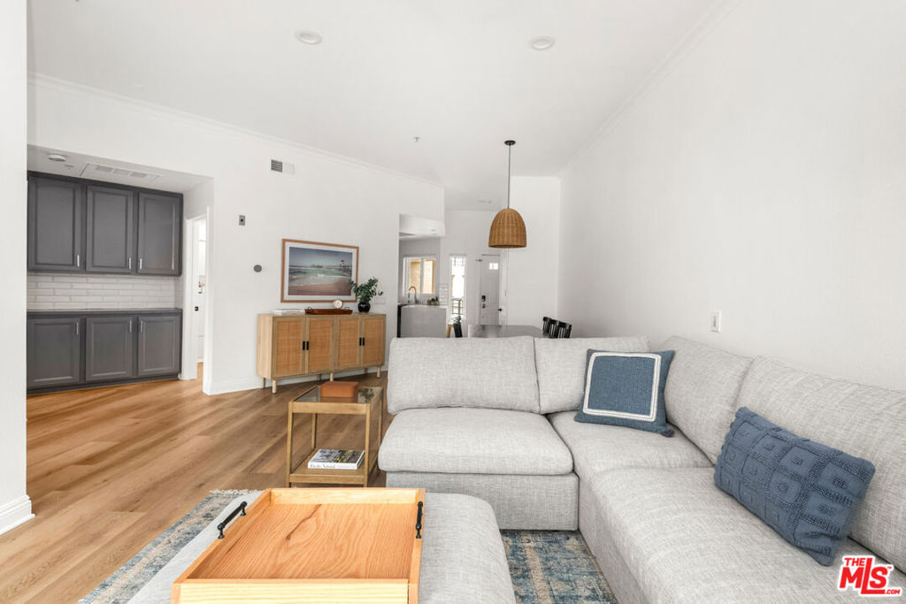 1200 Pacific Coast Highway 305