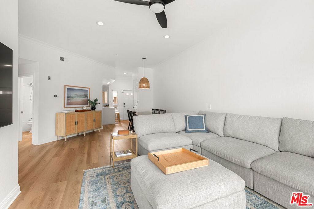 1200 Pacific Coast Highway 305