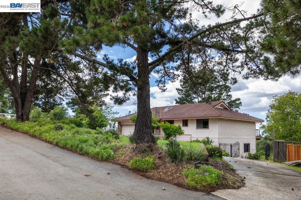 Photo of 6727 Sunnyslope Ave Ave, Castro Valley, CA 94552 (MLS # 41131261)