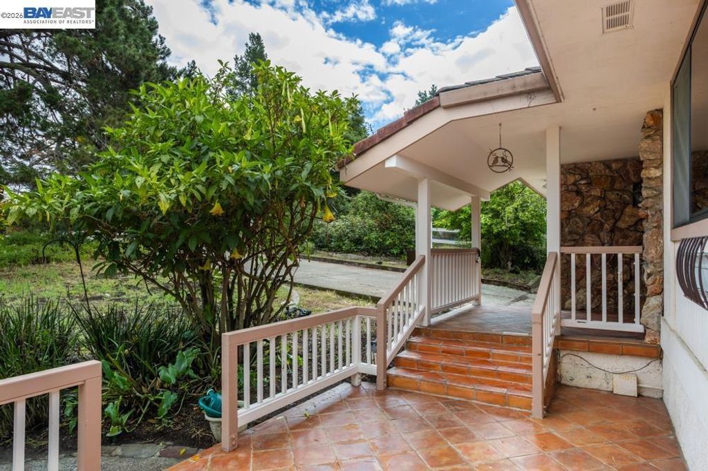 Photo of 6727 Sunnyslope Ave Ave, Castro Valley, CA 94552 (MLS # 41131261)