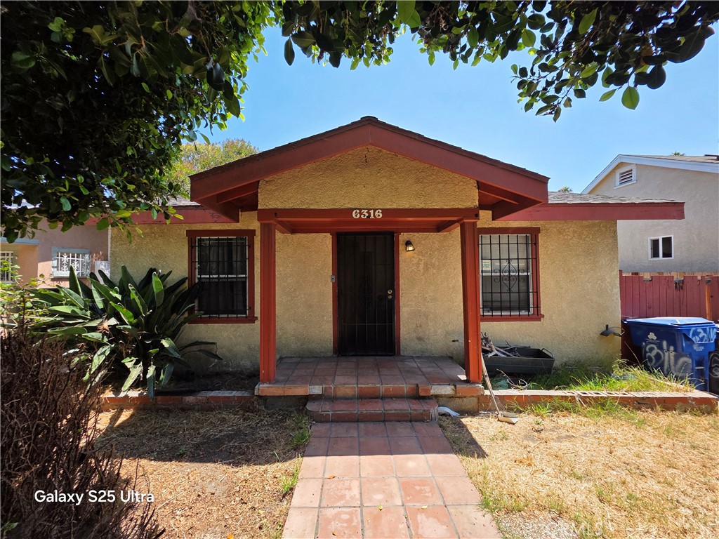 THIS HOME IS LOCATED ON THE WEST SIDE OF LOS ANGELES ,NEAR COLLISEUM AND USC , VERY CLOSE TO FREEWAYS 110 AND 10 FOR QUICK ACCES
AND COMMUTING . GOOD SIZE BACK AND FRONT YARDS, 3 BEDROOMS AND 2 BATHROOMS THE HOUSE ALSO HAVE A EXTRA FAMILY ROOM BIG ENOUGH TO BE CONVERTED TO ANOTHER ROOM ,THE ONE CAR GARAGE ALSO CAN BE CONVERTED TO A NICE ADU AS SINGLE UNIT .INVESTOR AND FIRST TIME BUYERS WILL BE HAPPY WITH THIS PROPERTY. PLEASE NOTE THIS HOME IS GOING TO BE SOLD IN AS IS CONDITIONS .