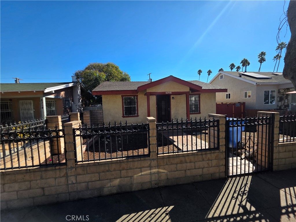 Photo of 6316 8th Avenue, Los Angeles, CA 90043 (MLS # CV25187673)