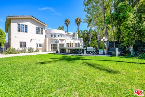 Photo of 5545 Aura Avenue, Tarzana, CA 91356 (MLS # 26899505)
