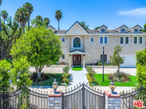 Photo of 5545 Aura Avenue, Tarzana, CA 91356 (MLS # 26899505)