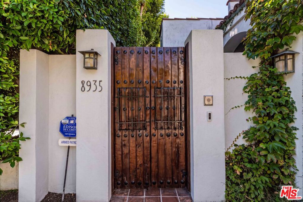 8935 Hollywood Hills Road