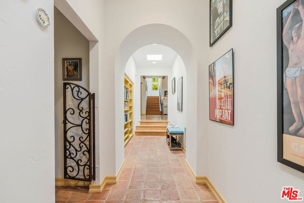 8935 Hollywood Hills Road