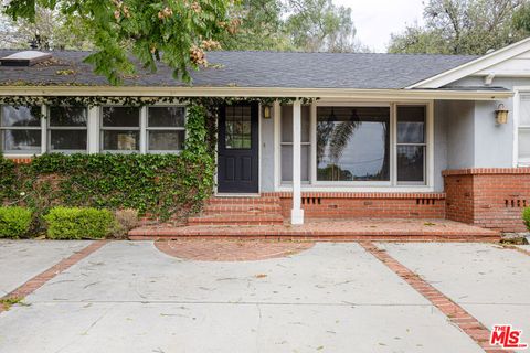 19439 Oxnard Street Tarzana CA 91356