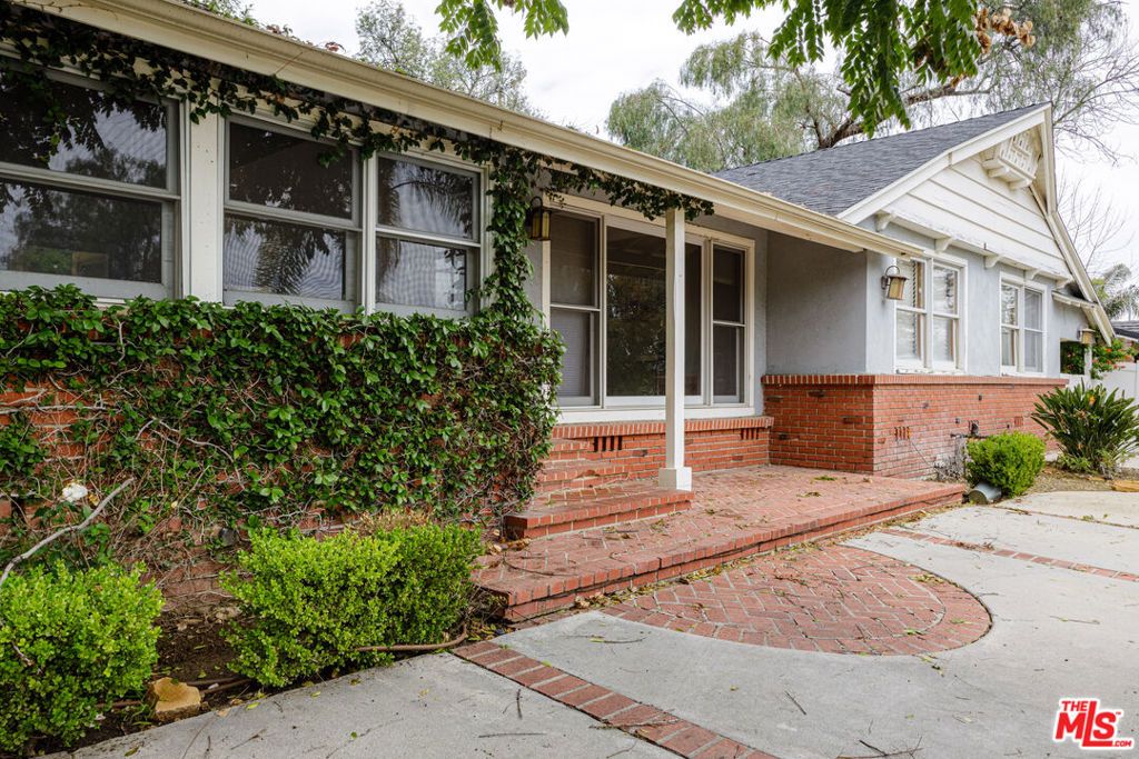 Photo of 19439 Oxnard Street, Tarzana, CA 91356 (MLS # 26656513)