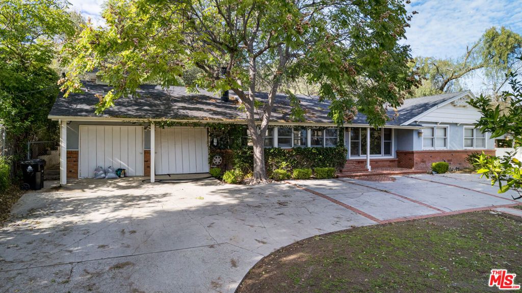 Photo of 19439 Oxnard Street, Tarzana, CA 91356 (MLS # 26656513)