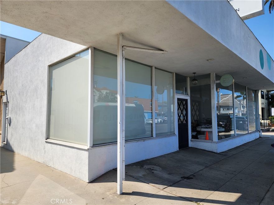 Large (1200 SF) commercial-retail-professional space on a VERY busy street with great visibility.