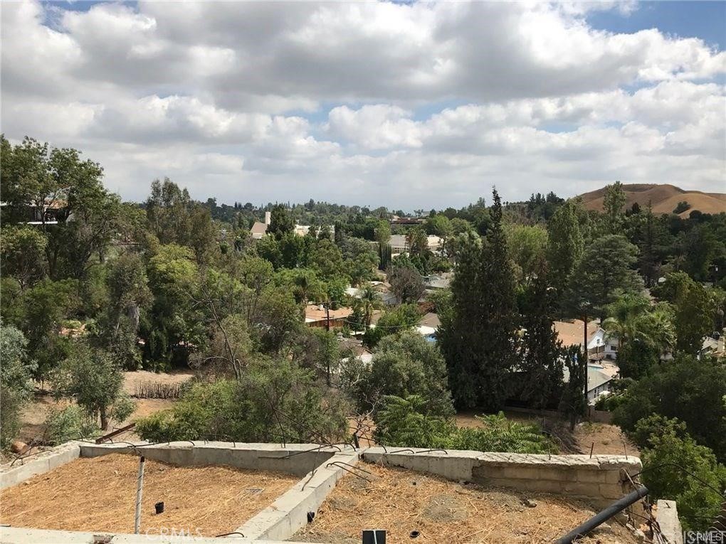 In the scenic hills south of Ventura Boulevard, this expansive 12,384 square foot residential lot offers a rare opportunity to build a custom estate in one of Woodland Hills' most sought-after neighborhoods. Located on a peaceful cul-de-sac, the site provides a tranquil setting with the potential for sweeping canyon and city views from a new construction home.
Surrounded by upscale residences, the property is ideally situated near premier shopping, dining, and schools, while offering privacy and natural beauty. The lot’s generous size allows for a wide range of design possibilities, including outdoor living spaces, a pool, or ADU potential (buyer to verify with city).