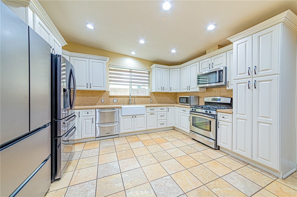 Properties 3 12256 Lesley Street