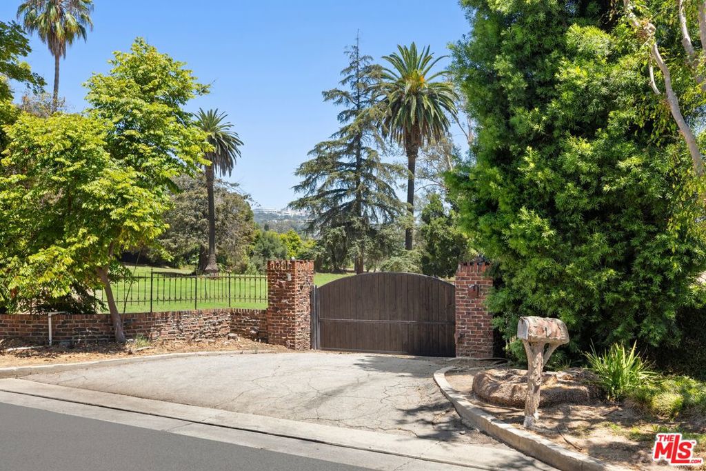 12 Oakmont Drive