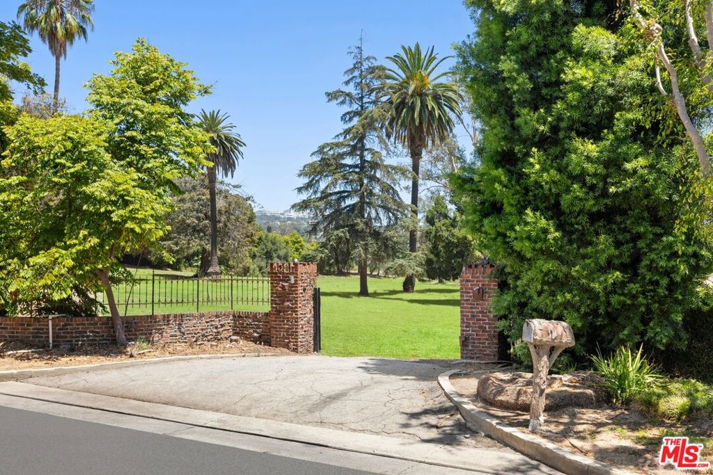 12 Oakmont Drive