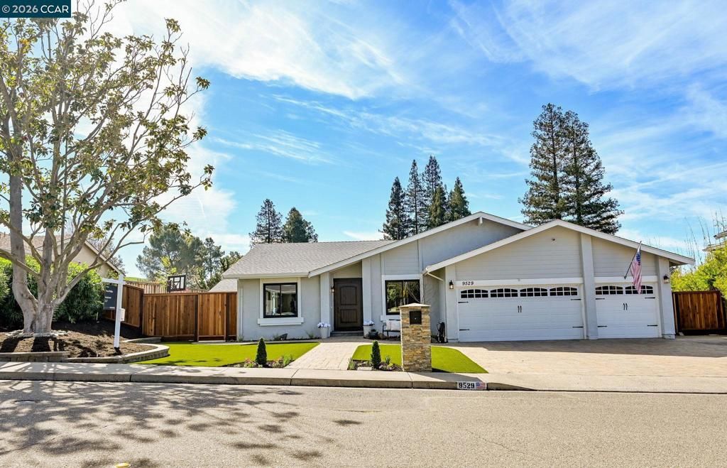 Photo of 9529 Thunderbird Dr Dr, San Ramon, CA 94583 (MLS # 41128574)