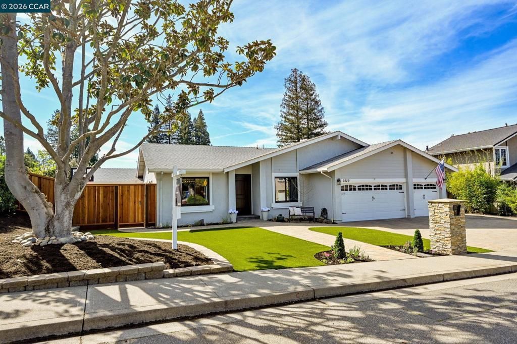 Photo of 9529 Thunderbird Dr Dr, San Ramon, CA 94583 (MLS # 41128574)