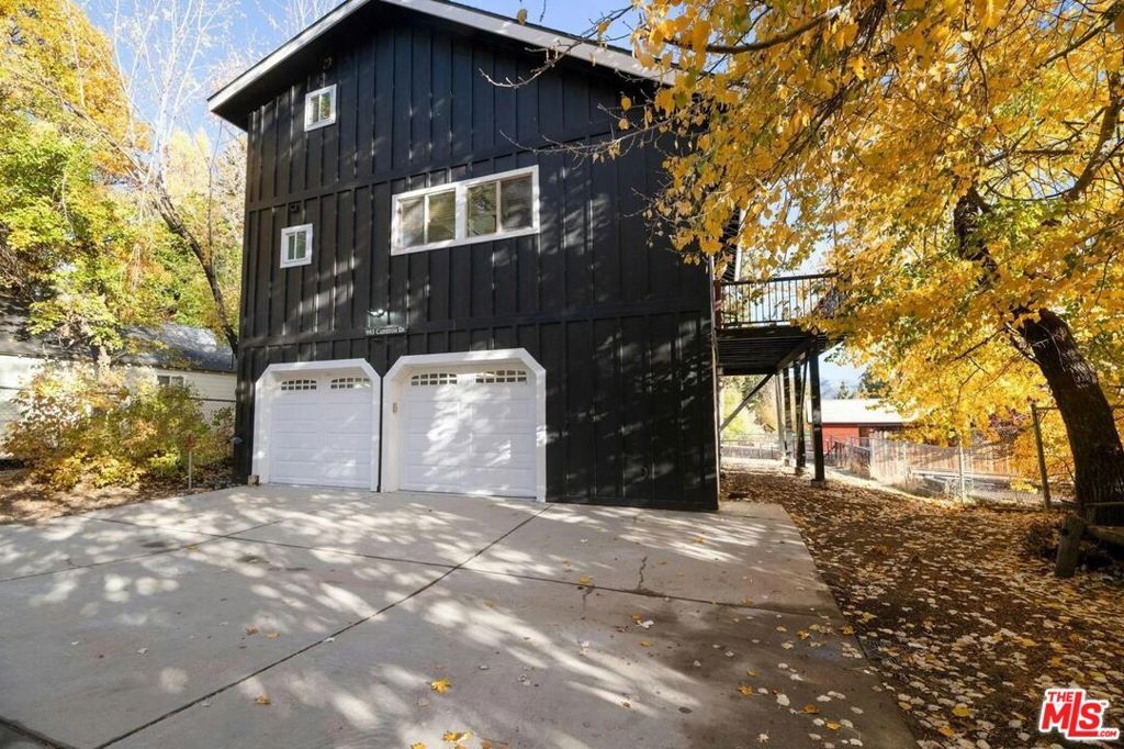 Photo of 993 Cameron Drive, Big Bear, CA 92315 (MLS # 25608007)