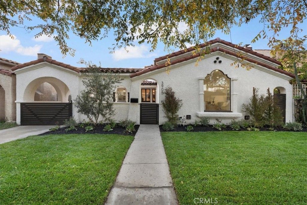 Photo of 3905 Roxton Avenue, Los Angeles, CA 90008 (MLS # IG25261762)